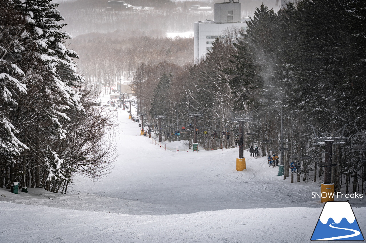 富良野スキー場｜スキーやスノーボードが初めての子供たちや初級者でも、ゲレンデの楽しさを味わえる工夫がいっぱい♪みんなに優しいスノーリゾート・富良野スキー場(^^)/